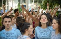 Maturanti slavili maturu na ulicama Beograda pevajući navijačke pesme.