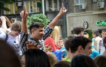 Maturanti slavili maturu na ulicama Beograda pevajući navijačke pesme.