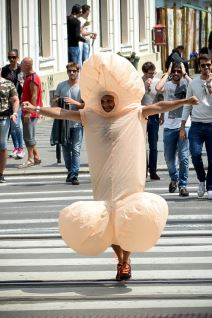 Muškarac u kostimu penisa na ulicama Beograda.