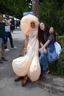 Muškarac u kostimu penisa na ulicama Beograda.