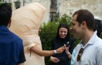 Muškarac u kostimu penisa na ulicama Beograda.