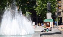 Vrućina u Beogradu, ljudi se kupaju u fontani.