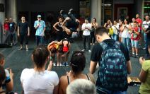 Ulični zabavljači u Knez Mihailovoj ulici u Beogradu.