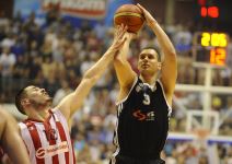 Košarkaši Crvene zvezde savladali Partizan na startu finalne serije plejofa domaće Superlige.