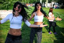 Zumba fitnes instruktorke iz Beograda Marija i Sanja. 