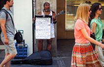 Ulični muzičar u Beogradu skuplja pare za nove gume.