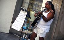 Ulični muzičar u Beogradu skuplja pare za nove gume.