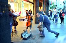 Četiri devojke sviraju gudačke instrumente u Knez Mihailovoj ulici u Beogradu.