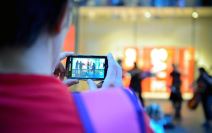 Četiri devojke sviraju gudačke instrumente u Knez Mihailovoj ulici u Beogradu.