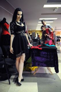 Korseti i nakit, Milena i Tamara su spojile lepo i korisno.