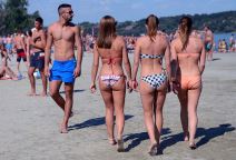 Na Štrandu u Novom sadu svi gledaju Đokovića. 