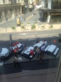 Parkirali stolove i jeli!