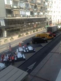 Parkirali stolove i jeli!