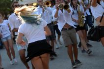 Guča, defile trubača u centru grada