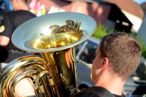 Guča, defile trubača u centru grada