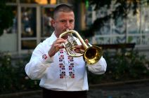 Vikend u Guči, sve veći broj posetilaca na ulicama.