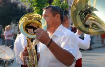 Vikend u Guči, sve veći broj posetilaca na ulicama.