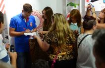 Vaterpolisti Srbije se družili sa obožavaocima u mts poslovnici u Knez Mihailovoj ulici.