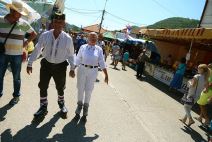 Narodna nošnja i roleri, savršen spoj.