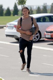 Aleksandar Mitrović - majica sa silikonima