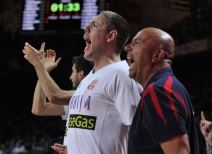 Vladimir Štimac nudi pomoć devojčici iz Vrbasa