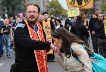 Parada ponosa, sveštenici prošetali u znak protesta