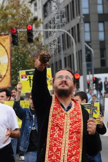 Parada ponosa, sveštenici prošetali u znak protesta