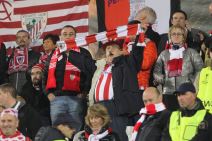 Navijači Atletik Bilbaa i navijači Partizana - zagrljeni