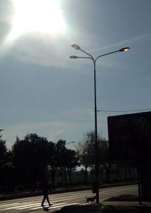 Ulična rasveta u Bulevaru Nikole Tesle svetli danju.