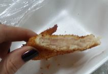 Živa piletina u radnji sa gotovom hranom