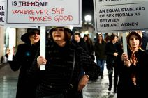 Beograd - Žene u kostimima iz Prvog svetskog rata otvorile izložbu Žena, rat i plakat