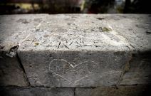 Urezivanje poruka i imena u klupe i kamenje na Kalemegdanu.