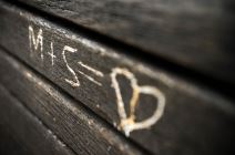 Urezivanje poruka i imena u klupe i kamenje na Kalemegdanu.