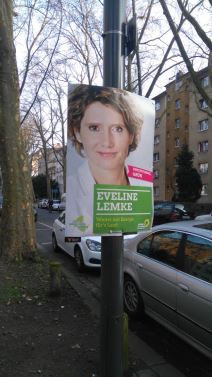 Nemačka - izborni plakati povezani plastičnim vezicama