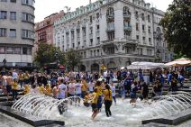 Mala matura - Maturanti proslavili kraj školske godine kupanjem u fontani