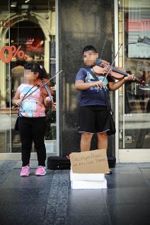 Beograd - ulični svirači prikupljaju novac za knjige