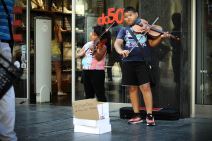 Beograd - ulični svirači prikupljaju novac za knjige