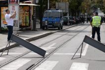 Parada ponosa u Beogradu - Policija i građani posmatraju gej paradu