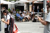 Parada ponosa u Beogradu - Policija i građani posmatraju gej paradu