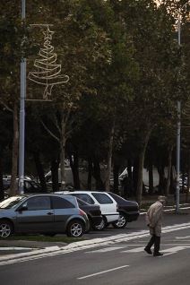 Nova godina na ulicama Beograda postavlja se rasveta.