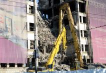 Bombardovana zgrada Saveznog MUP-a, krenulo rušenje buldožerom.