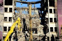 Bombardovana zgrada Saveznog MUP-a, krenulo rušenje buldožerom.