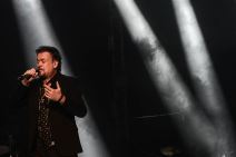 Džiboni peva i gazi po hrani