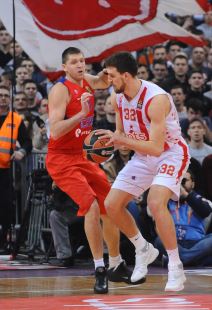 Mihajlo Pjanović i Nemanja Vidić na utakmici Crvena zvezda CSKA