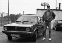 Fudbaleri FK Crvena zvezda koji su osvojili Kup (liga) šampiona dolaze na trening svojim automobilim