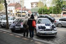 Ulični prodavci u Beogradu: Prodaja robe sa hauba automobila u Bulevaru Kralja Aleksandra