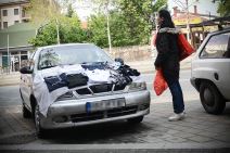 Ulični prodavci u Beogradu: Prodaja robe sa hauba automobila u Bulevaru Kralja Aleksandra