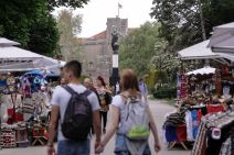 Spomenik zahvalnosti Francuskoj prekriven crnim platnom (FOTO)