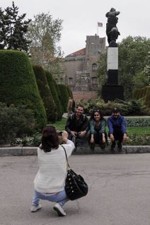 Spomenik zahvalnosti Francuskoj prekriven crnim platnom (FOTO)