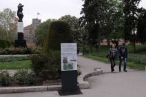 Spomenik zahvalnosti Francuskoj prekriven crnim platnom (FOTO)